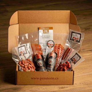 DEGUSTAČNÍ SNACK BOX z Pršutérie® Je naplněn jemně krájenými pršuty, tradičními salámky a klobáskami. Skvěle poslouží jako...