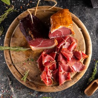 Výjimečné svatomartinské menu! 🍽️ Dopřejte si letos kachní a husí Pršuto, které vznikají z pečlivě vybraného masa a zrají...